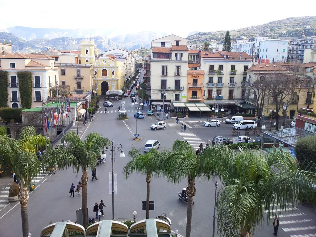 Отель La Casa Dell'Orologio - Main Square Сорренто Экстерьер фото