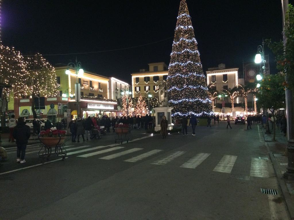 Отель La Casa Dell'Orologio - Main Square Сорренто Экстерьер фото